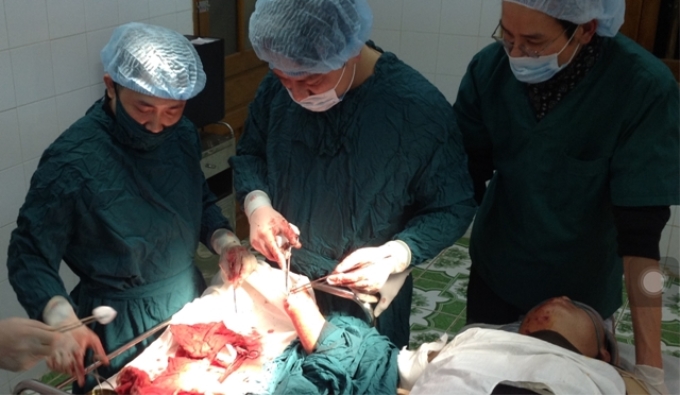 Các bác sĩ Bệnh viện đa khoa đảo Bạch Long Vĩ (Hải Phòng) phẫu thuật cấp cứu ngư dân Nguyễn Văn Dũng.